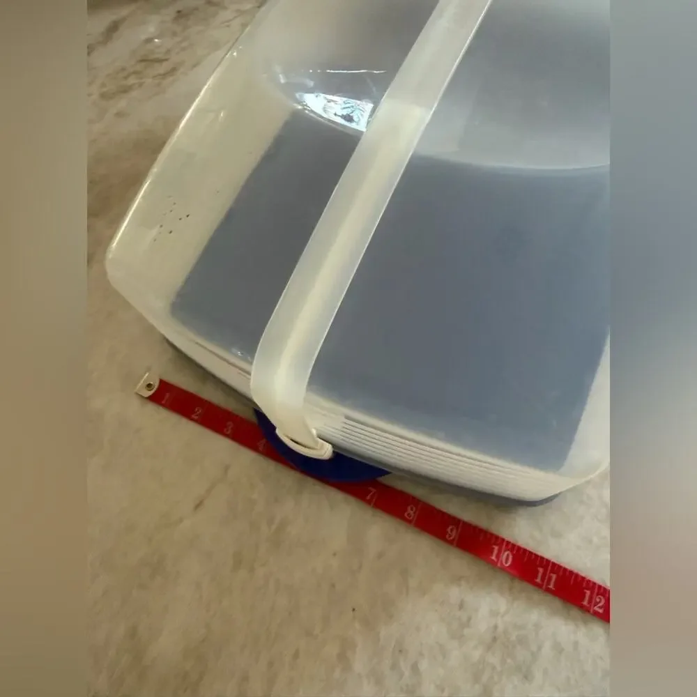 Tupperware Bake N Take cake and cupcake carrier *Retired